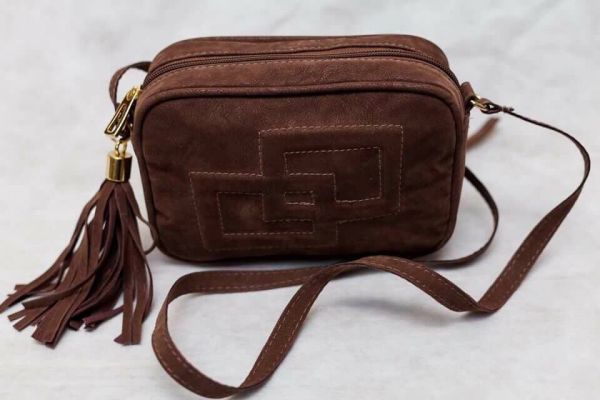 bolsa marrom camurça